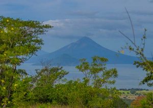 Vista del volcán Momotombo desde Mateare.