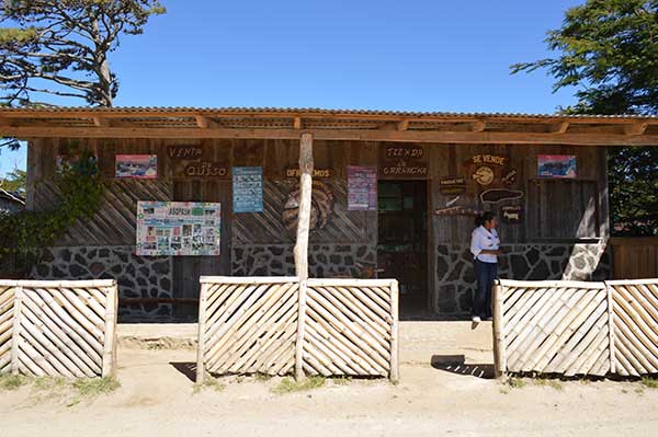 Tienda-de-souvenirs-en-La-Garnacha
