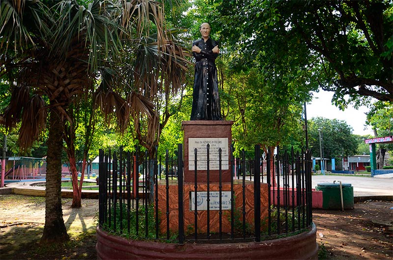 Monument-in-Honor-a - Azarías-H