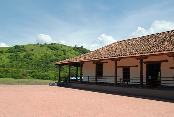 Cerro San Jacinto (derrière l'hacienda) tipitapa_naturaleza_gal2