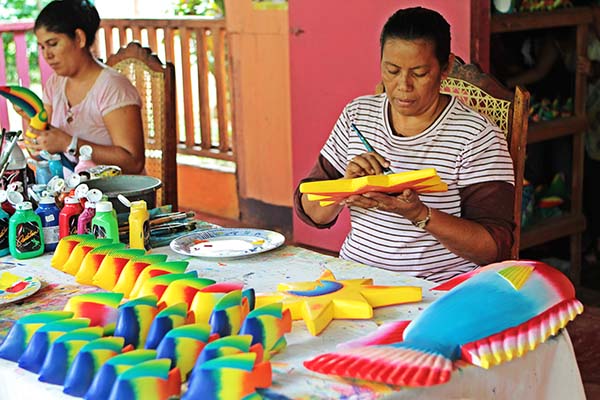 Elaboration of balsa wood handicrafts (Solentiname)