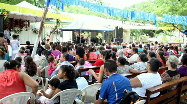 People celebrate Virgen del Carmen_villadelcarmen_fiestasp_gal_ (2)