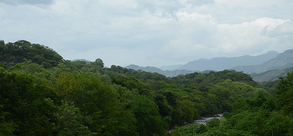 Sinecapa-Fluss und Bergketten der Gemeinde im Hintergrund_santarosa_naturaleza_gal3