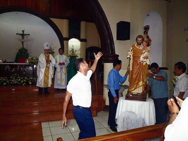 Catholic people venerate Saint Joseph_buenosaires_fiestasp_gal1