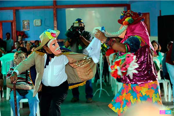 Traditioneller Tanz von El Viejo und La Vieja_niquinohomo_cultura_gal6