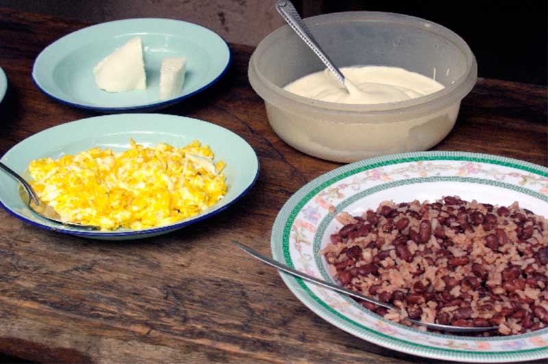 Gallo-pinto,-mantequilla,-cuajada-y-huevo,-desayuno-tradicional