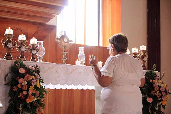 Parishioner_in_Iglesia_de_San_Pedro_de_Lóvago