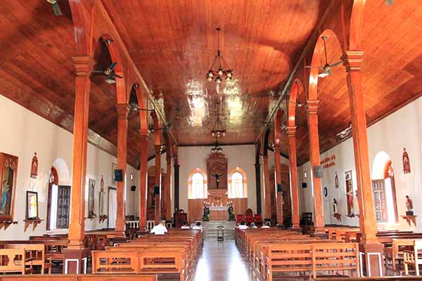 _Interior_of_the_Church_of_San_Pedro_de_Lóvago