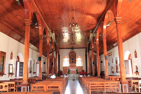 _Interior_de_la_Iglesia_de_San_Pedro_de_Lóvago