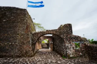 La Fortaleza de la Inmaculada Concepción, ubicada en El Castillo, es la única fortaleza de la época colonial en el país y una de las pocas de Centroamérica 🇳🇮

Su construcción se realizó entre 1672 y 1675, es Patrimonio Cultural de la Nación, sus muros de piedra, su arquitectura y las vistas al río la convierten en una parada obligatoria para los amantes de la historia y la aventura.

#VisitNicaragua #Nicaragua #RíoSanJuan #FortalezaInmaculadaConcepción
